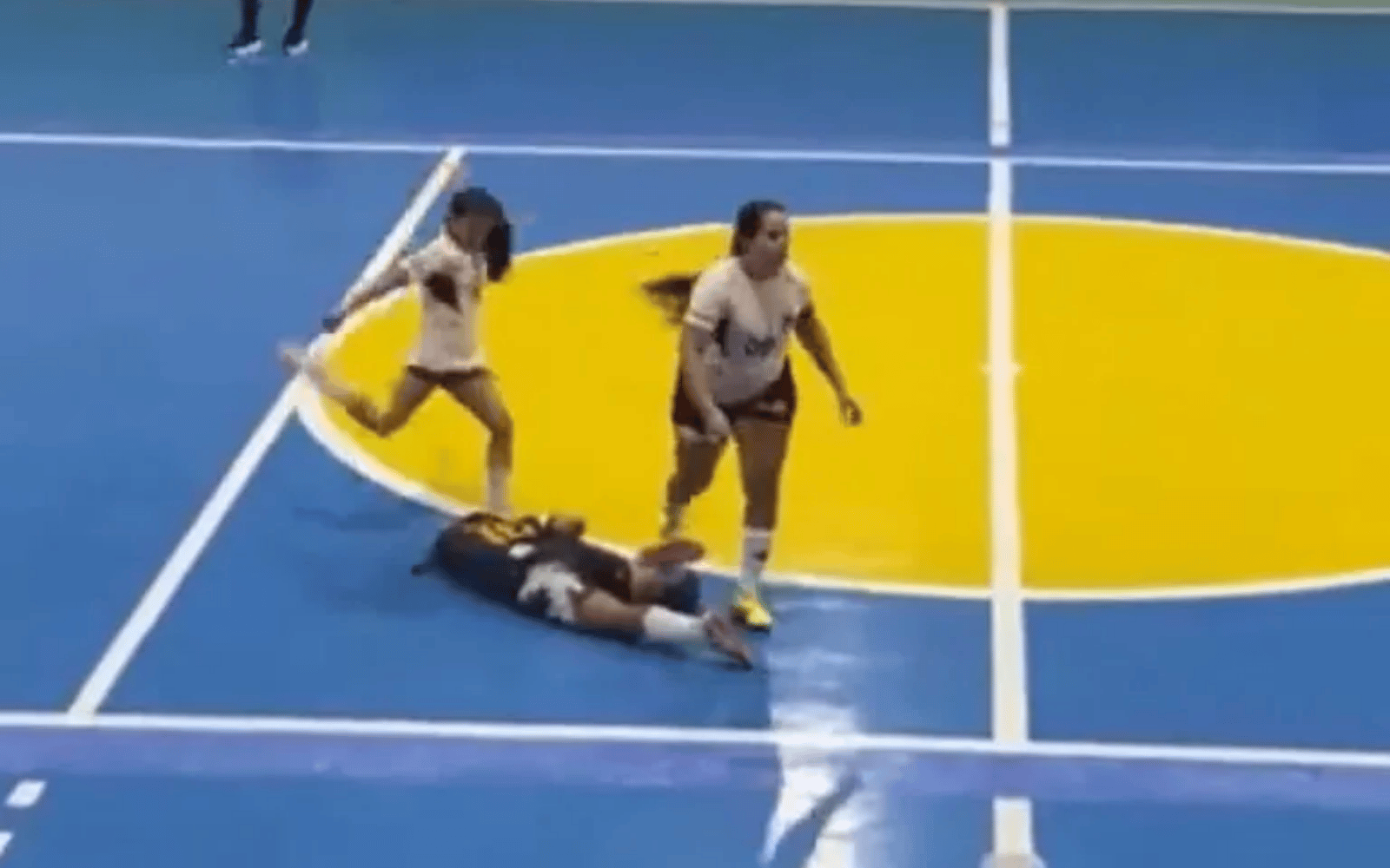 Jugadora de futsal pateó en la cabeza su rival y será sancionada por año