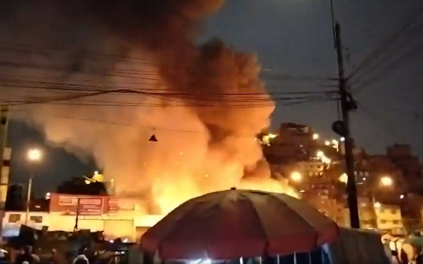 Bomberos atienden incendio en la Av. Nicolás Ayllón