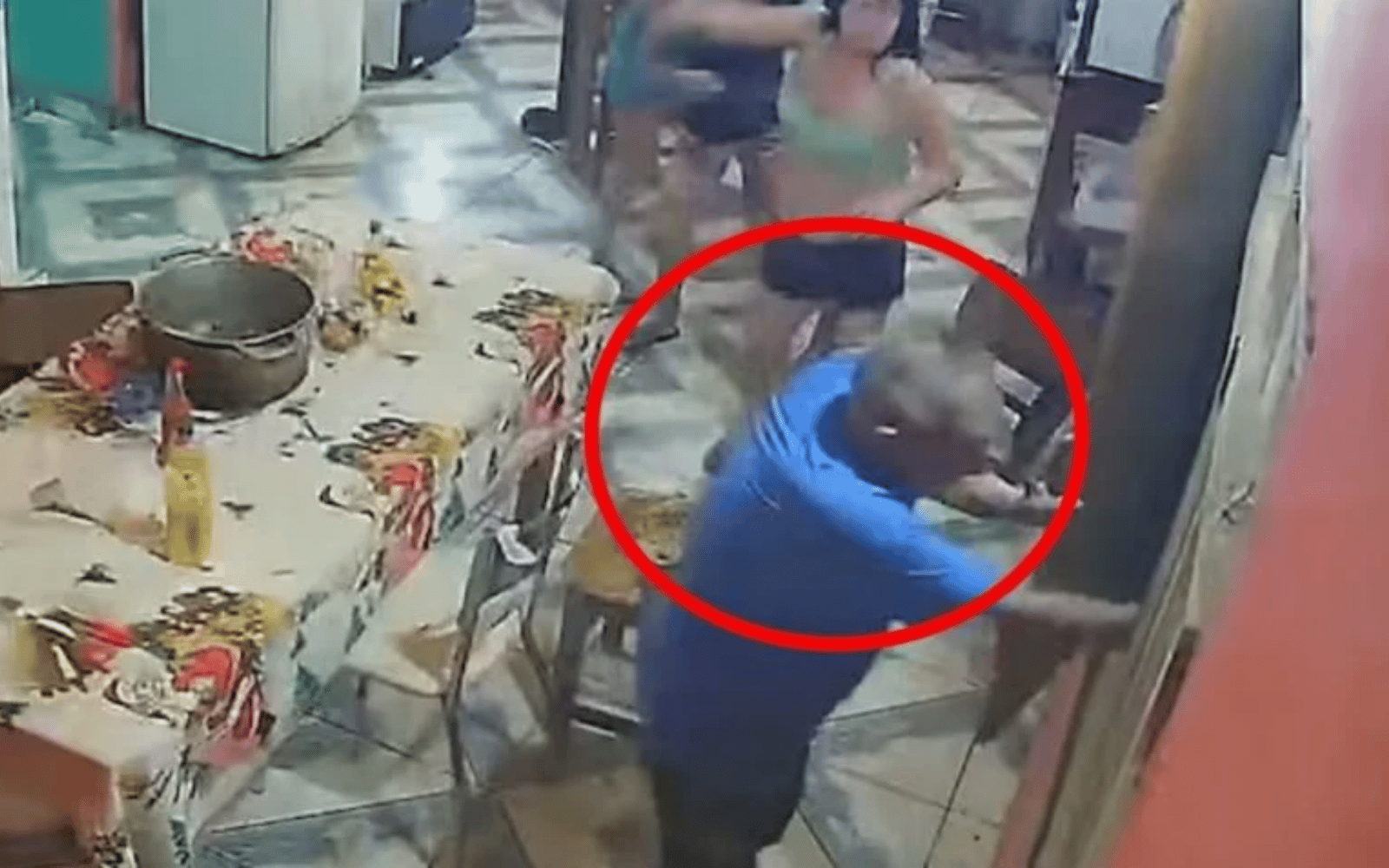 Abuelo defendió a tiros a su familia de delincuentes en paraguay VIDEO