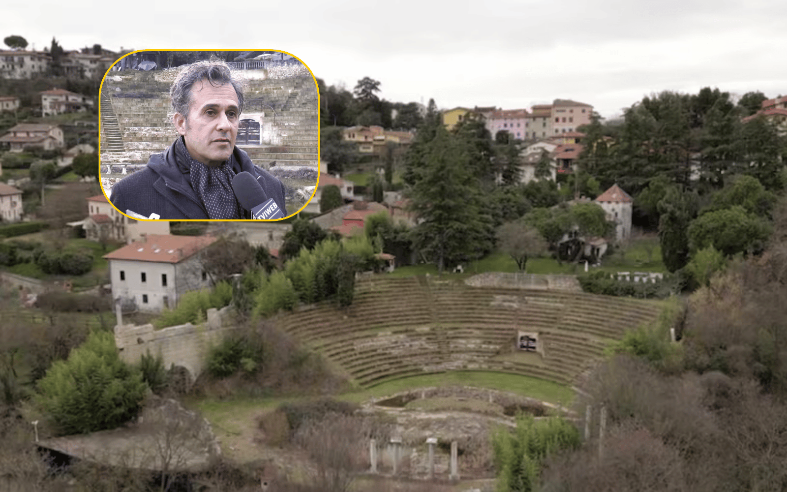 Construyó con sus manos falso teatro romano y vendió entradas para visitarlo