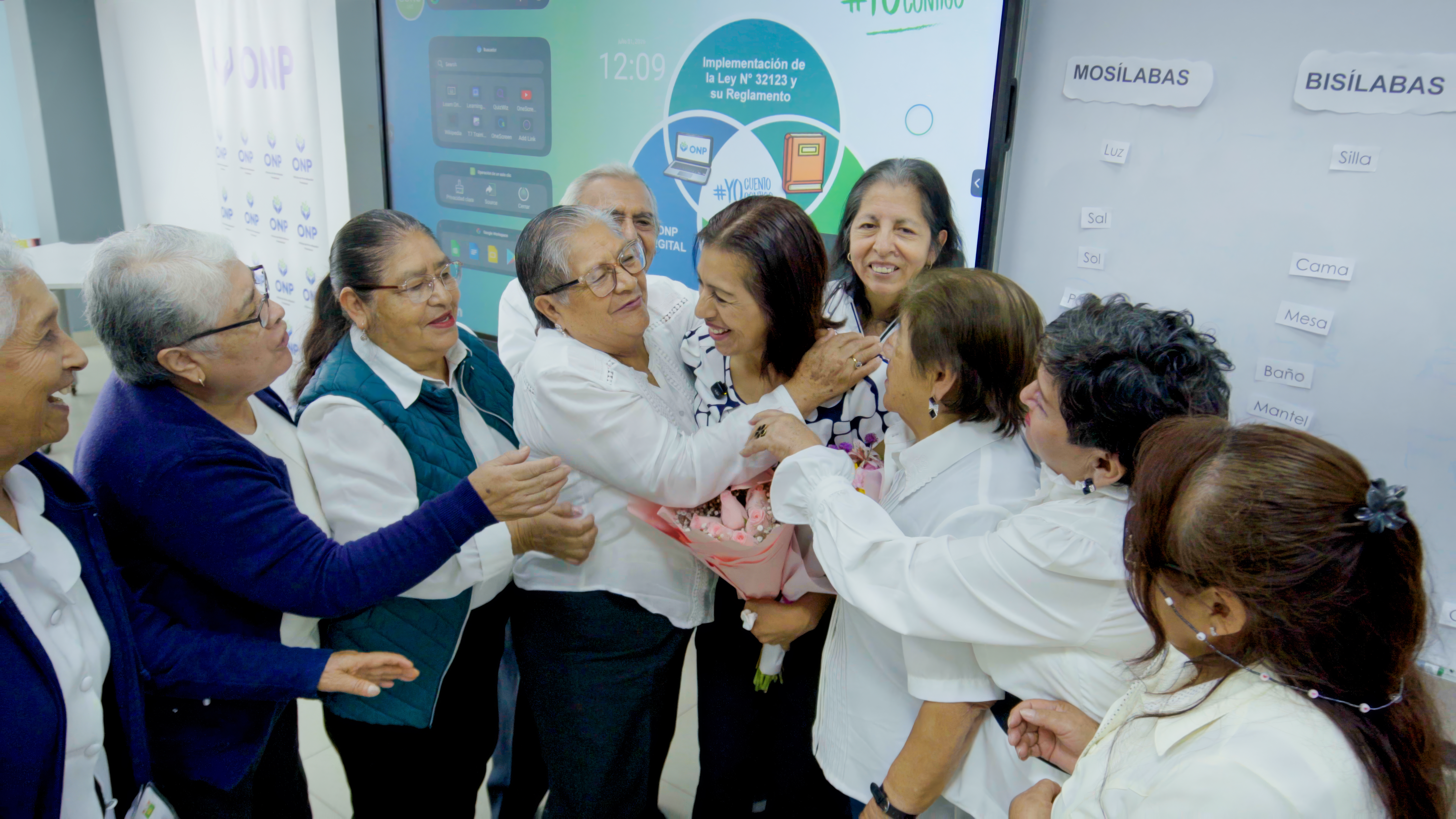 Adultos mayores agradecen a su maestra en emotivo homenaje