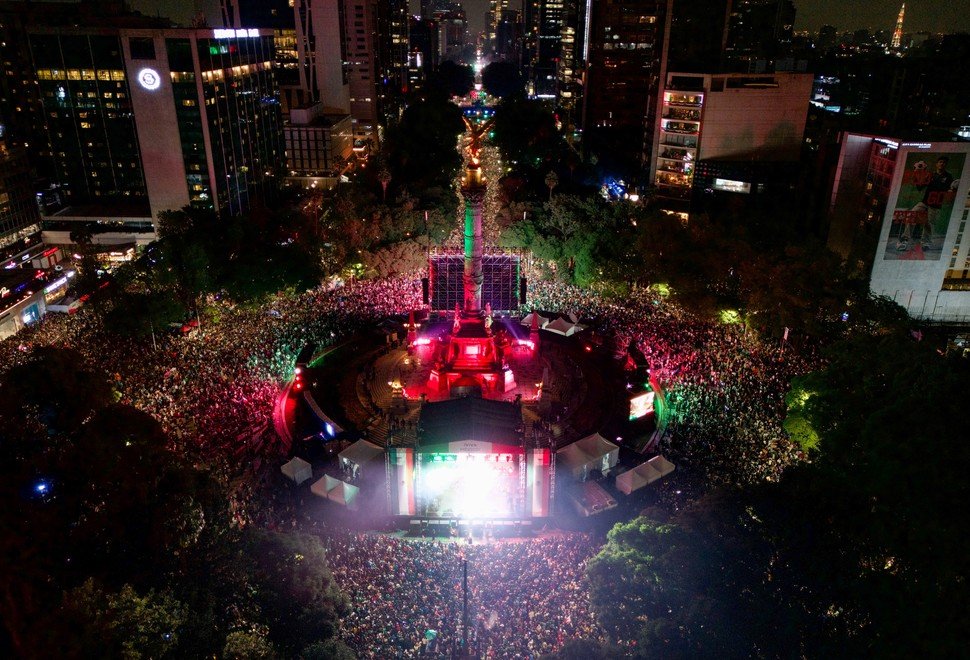 Hinchas de México en Avenida Paseo de la Reforma tras clasificar a octavos Mundial 2026