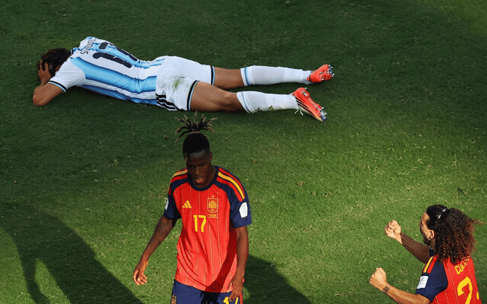 El fútbol ahora aplaude el error