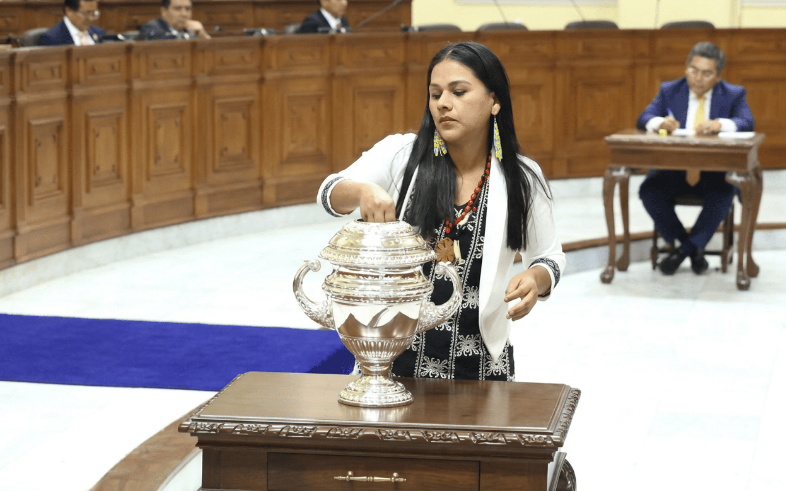 Roberto Sánchez anuncia suspensión de senadora Silvana Robles