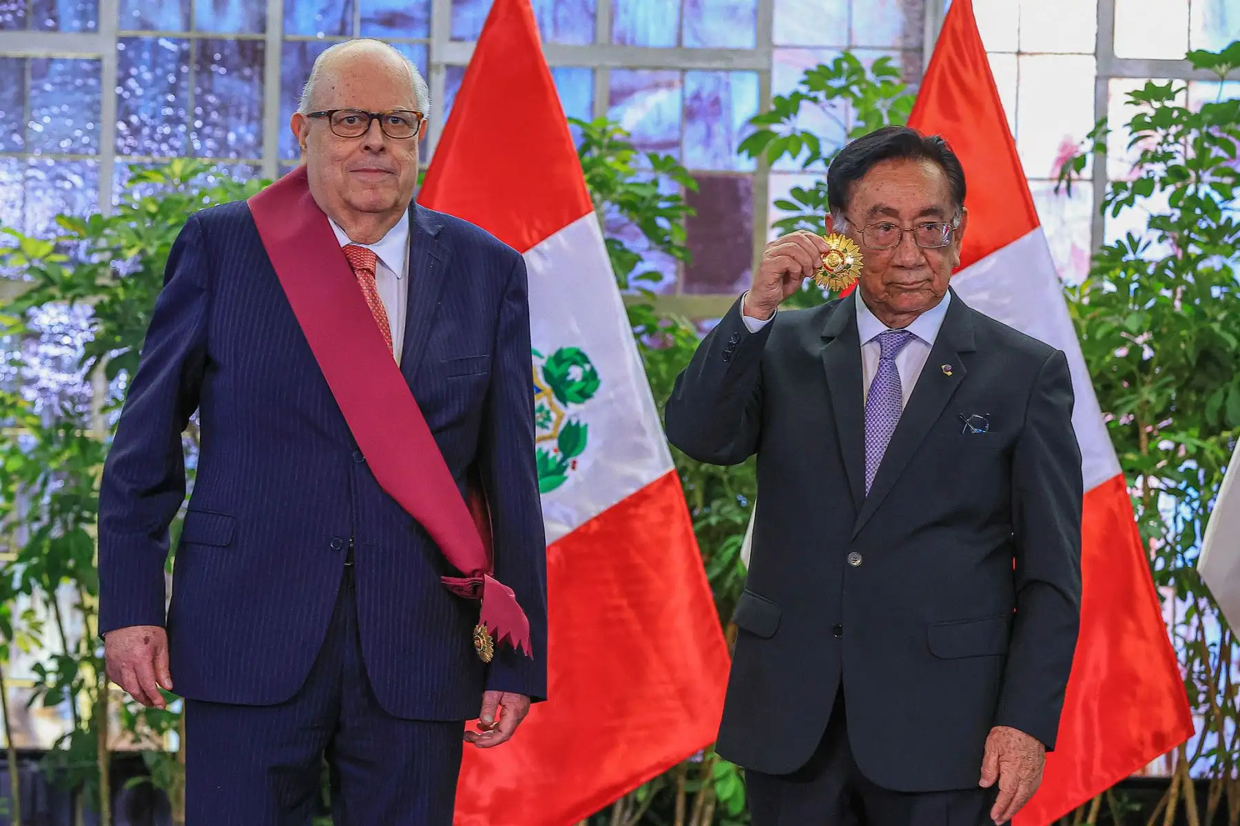 Julio Velarde Orden del Sol