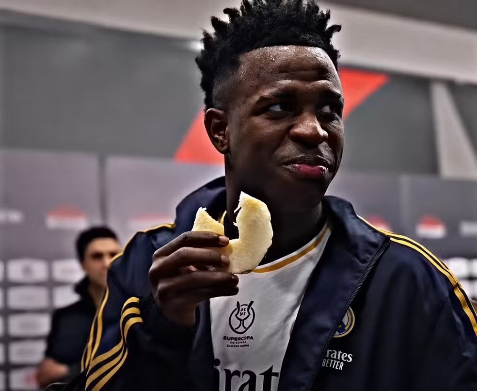 Vinicius Jr comiendo piña antes del Real Madrid vs Barcelona