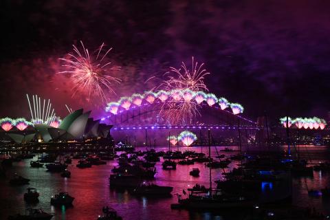 Fuegos artificiales iluminan el puente del puerto de Sídney y la Ópera de Sídney durante las celebraciones de Nochevieja en Sídney el 31 de diciembre de 2024.