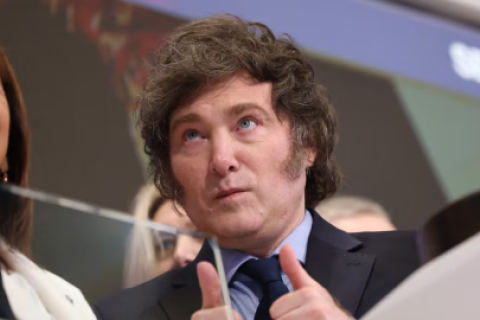 En apenas un mes de gobierno logró exhibir el primer superávit fiscal en una década. 
