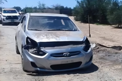 Auto donde falsos pasajeros le dispararon en la mandíbula a taxista