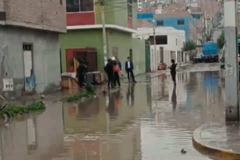 Los vecinos vienen trabajando para retirar el agua de sus viviendas. (Foto: captura de video)