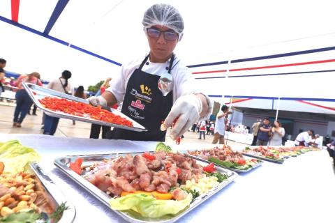 Chalacos disfrutaron del cebiche más largo del Perú