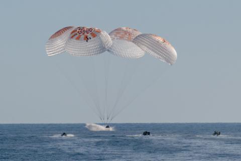 Cápsula Dragon de SpaceX regresó con éxito a la Tierra y trajo a los dos astronautas varados. Foto: AFP