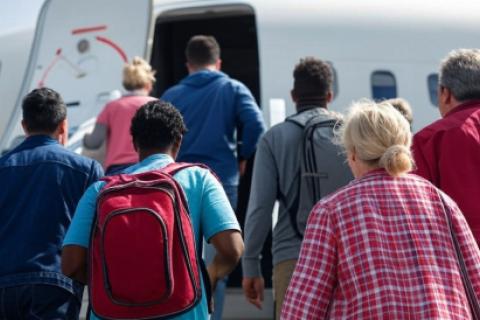 Personas subiendo a un avión