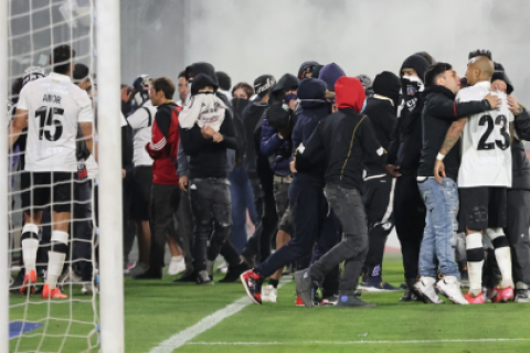 2 hinchas de Colo Colo mueren aplastados por carro policía Chile
