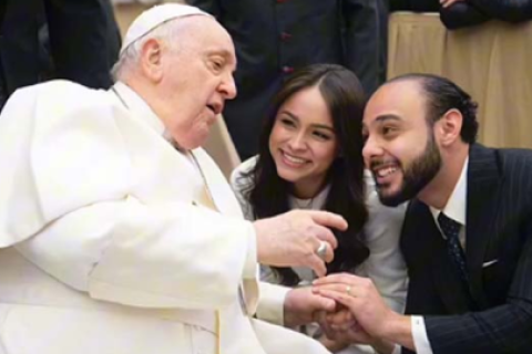 El consejo que el papa Francisco brindó a una pareja recién casada [VIDEO]