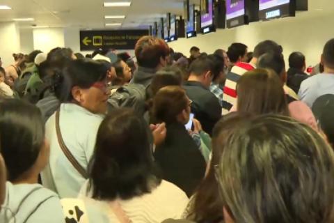 Pasajeros protestan por vuelos cancelados por falla de radar en Aeropuerto Jorge Chávez