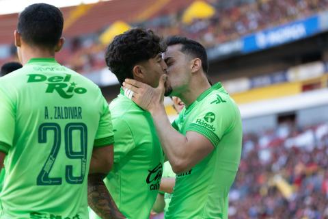 Jugadores de Juárez celebran golazo ante Atlas con apasionado beso Liga MX