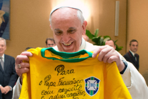 Papa Francisco con la camiseta de Selección de Brasil