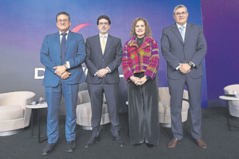 panel de expertos. Gabriel Amaro, presidente de AGAP; Jorge Zapata, presidente de Confiep; Mercedes Aráoz, presidenta de inPERU; y Carlos Merino, CEO de DP World Perú, Ecuador y Colombia.