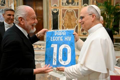 Papa León XIV recibe camiseta de Napoli tras título Serie A Italia y niega ser de la AS Roma