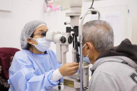 ¿Cómo la falta de actividad física puede afectar la salud ocular de los hombres mayores?
