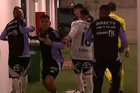 Se pudrió todo: Vidal anota autogol y casi se va a los golpes con su portero