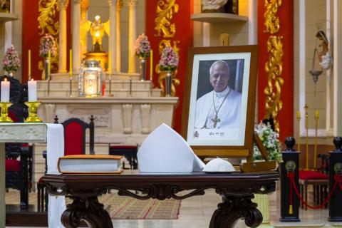 carpeta del conclave papa leon XIV