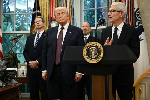 Donald Trump y Tim Cook, CEO de Apple. Foto: AFP