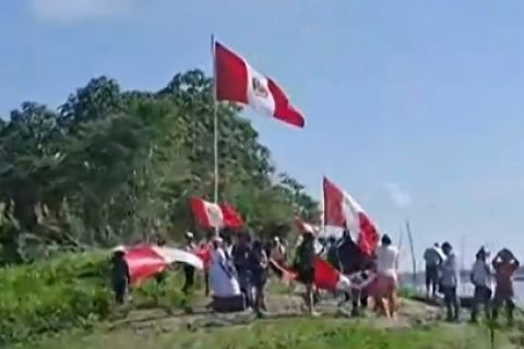 Izan bandera peruana en isla Chinería Santa Rosa