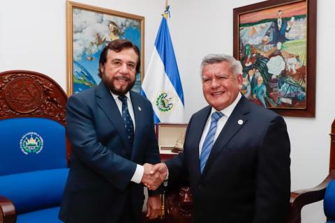 UCV de César Acuña ofrecería maestrías doctorados becas El Salvador