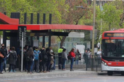 Chile: sujeto saltó de bus tras intentar robar y muere atropellado por el mismo vehículo