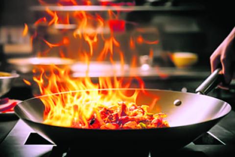 SER PARTE. Curar un wok nuevo toma 15 minutos, lo que convierte este proceso en una inversión mínima con un gran retorno: formar parte de una tradición de más de 2,000 años.