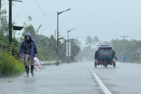 Evacuados en Filipinas y Taiwán se refugian ante cercanía del supertifón Ragasa