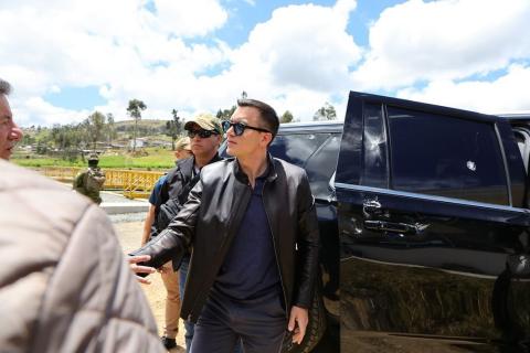 Ecuador: Atacan a balazos el vehículo del presidente Daniel Noboa