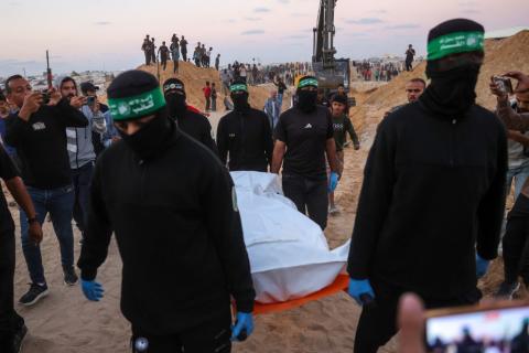Miembros de Hamás rescatan un cuerpo de los túneles al sur de Gaza. Foto: AFP