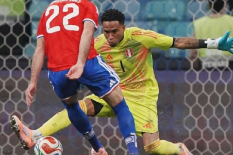 Pedro Gallese atajándole a Ben Brerenton un mano a mano.