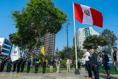 Disponen izar bandera y cantar himno nacional los domingos y lunes