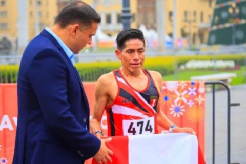 Ulises Martín Ambrosio con Sergio Ludeña presidente del IPD en los Juegos Bolivarianos 2025