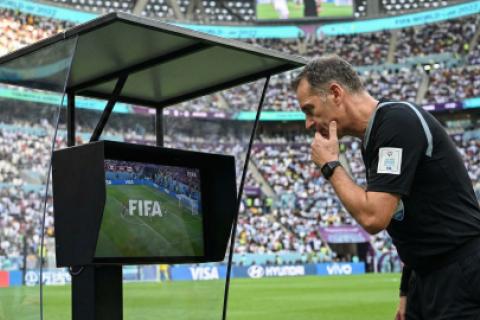 Arbitro viendo el VAR (generado con IA)