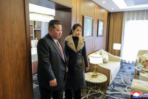 Kim Jong Un ecorre planta de submarinos nucleares y arremete contra Washington y Seúl