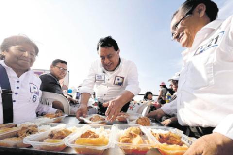 para todos. En un cerro de Lima, Luna repartió platos de comida. Estaba acompañado de militantes de Podemos quienes, al igual que él, portaban indumentaria partidaria.