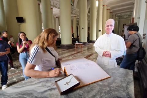 firmas libro papa leon XIV
