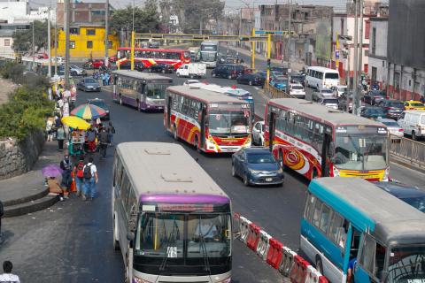 Oficializan decreto para reducir la informalidad en el transporte público