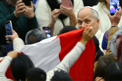 Papa León XIV se emociona al ver la bandera del Perú en el Vaticano