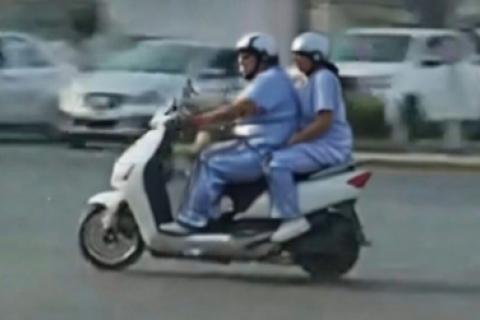 Primeros multados por viajar dos en una moto son enfermeras y trabajadores