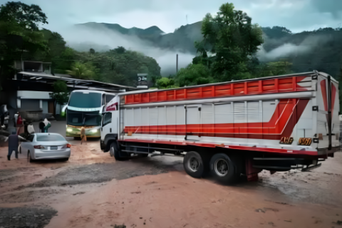 Activación de quebrada Bellavista bloquea la Carretera Marginal en La Merced