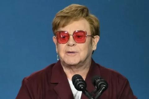 Fuera de toda decencia Elton John arremete contra el Daily Mail por el robo de su historial médico
