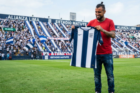 Arturo Vidal con camiseta de Alianza Lima en Matute