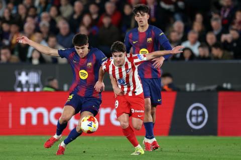 Barcelona vence parcialmente por 2-0 al Atlético de Madrid