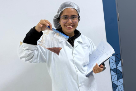Joven con esclerosis múltiple pide al Gobierno acceso a medicamentos para seguir estudiando